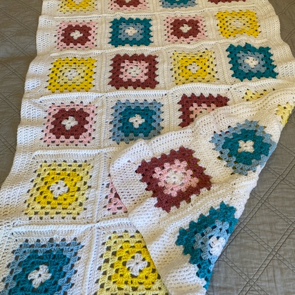 Crocheted blanket - Picture 3 of 3